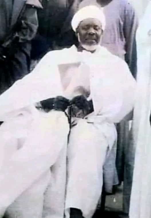 Doffoubaye's tweet photo. #Baye_Niass | Extrait Awsāqul 'Urā | Harfu Kāf

كَفَيْتُ صِحَابِي فِي الطَّرِيقِ عَنَاءَا
فَكُلُّهُــــمُ بِالْجَــــذْبِ نَـــالَ مُنَــاءَا

Feggal naa samay àndandoo coonoy yoonu jëm ci Yàlla
Ndax ñoom ñëp ci « jazbu » lañu amee seen càkkutéef ⬇️ https://t.co/F2PzZHFsiE