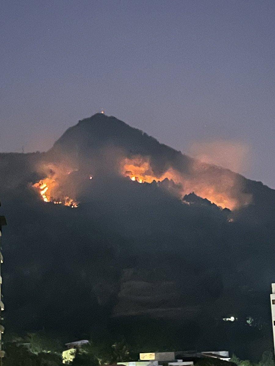 rrivastusell's tweet photo. Fuego a esta hora en el volcán de San Salvador. @BomberosSV https://t.co/7YIX4k8Piy