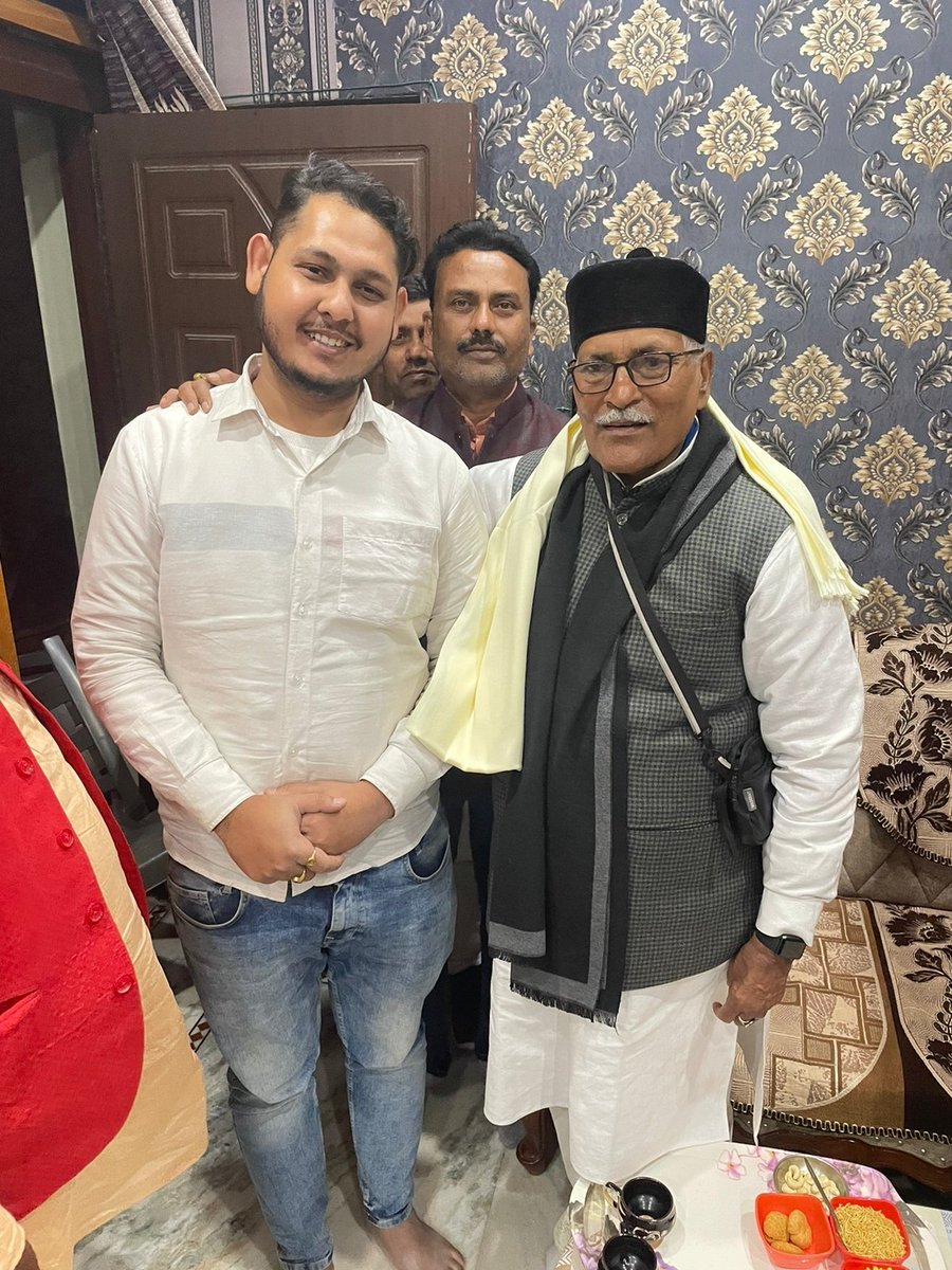 Tanishkrss's tweet image. राष्ट्रीय स्वयंसेवक संघ के प्रज्ञा प्रवाह क्षेत्रीय संगठन मंत्री आदरणीय श्री @RamashishRSS जी भाईसाब का हमारे बनारस निवास पर आ कर उनका मार्गदर्शन एवं स्नेह प्राप्त हुआ🙏
जय श्री राम 🚩