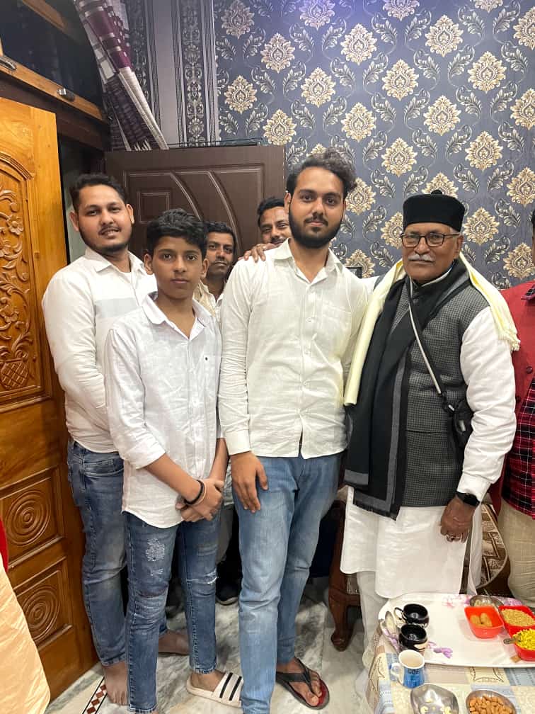 Tanishkrss's tweet image. राष्ट्रीय स्वयंसेवक संघ के प्रज्ञा प्रवाह क्षेत्रीय संगठन मंत्री आदरणीय श्री @RamashishRSS जी भाईसाब का हमारे बनारस निवास पर आ कर उनका मार्गदर्शन एवं स्नेह प्राप्त हुआ🙏
जय श्री राम 🚩