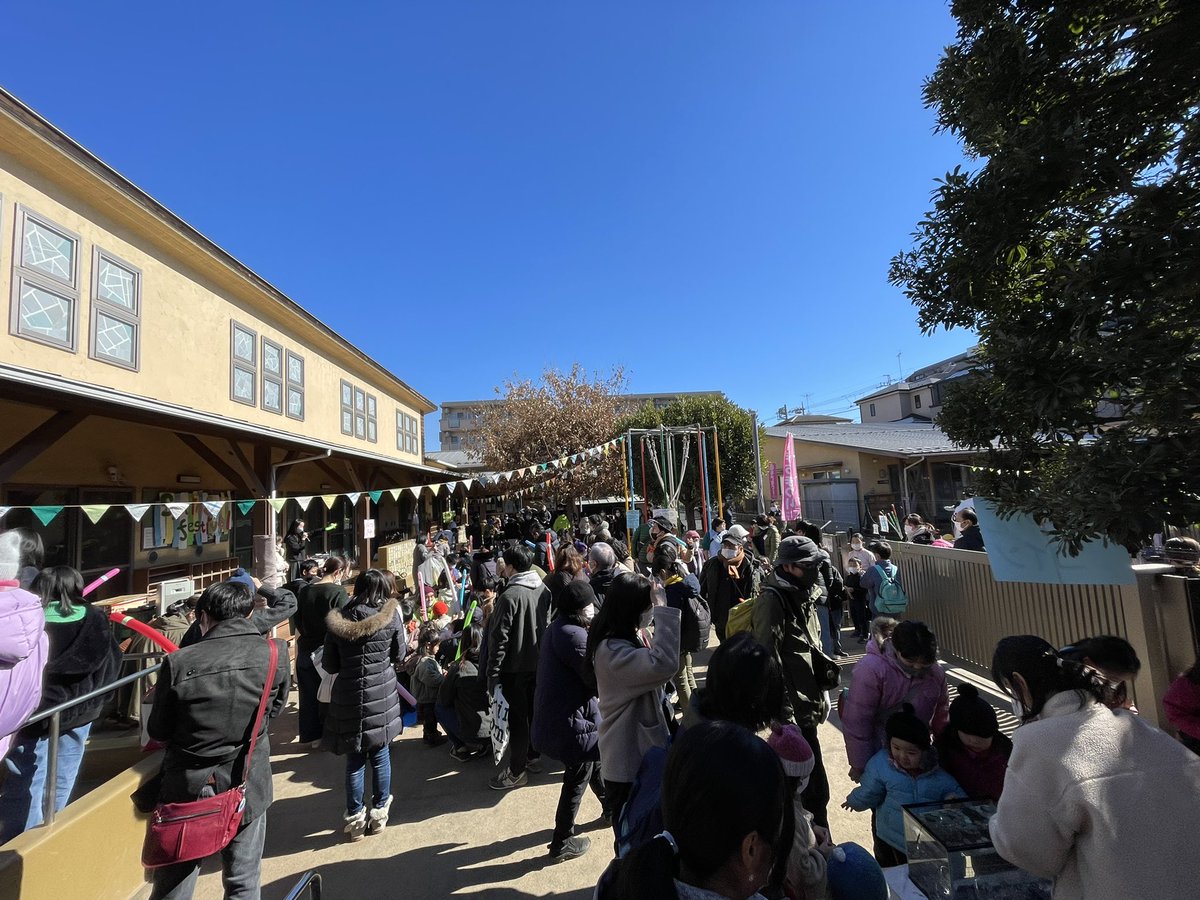 yo_yamane's tweet photo. お友達に誘われてすずめ保育園の地域のお祭り？に参加。何年かぶりの開催らしいですが大盛況です。 https://t.co/0rZu7r1XxR
