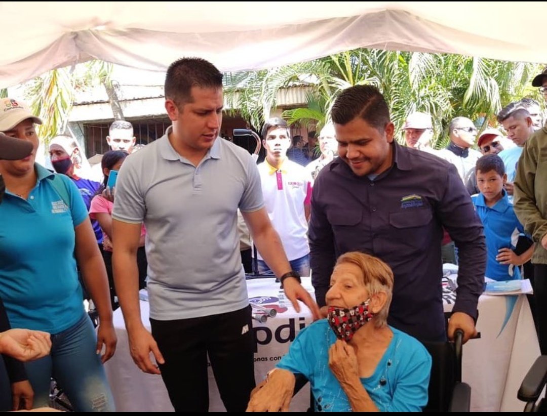 #28Ene| En representación del gobernador <a href="/luismarcanos/">Luis Marcano</a>, la Secretaria Gral de Gobierno <a href="/YoliLedezmaPSUV/">Yolimar Ledezma</a> junto al Vpte. Sectorial del Socialismo Social y Territorial <a href="/MervinMaldonad0/">Mervin Maldonado</a> realizaron una mega jornada social de atención a 2️⃣ mil personas en el Municipio Simón Rodríguez.