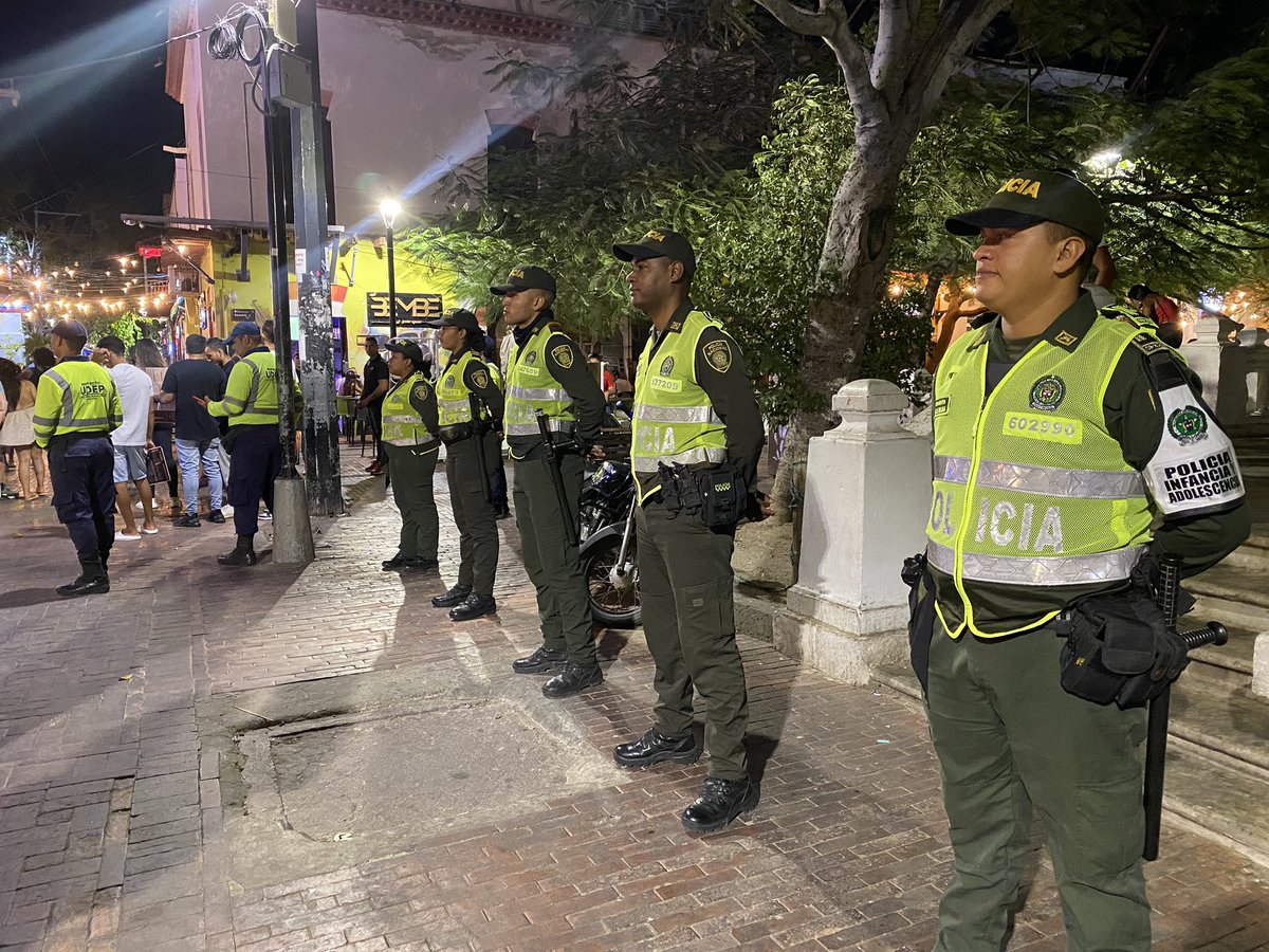 PoliciaStaMarta's tweet photo. Adelantamos planes de registro y control en el sector del centro de la ciudad de #SantaMarta, así mismo se realizó el acompañamiento @DADSASM y @osa_org para evitar la contaminación auditiva.
#DiosYPatria https://t.co/p4zIrStvBD