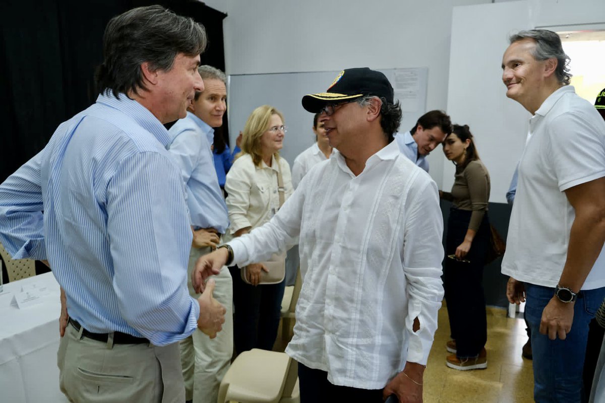 FernandezJuanOf's tweet photo. Encuentro @petrogustavo empresarios Joaquin Losada, @MauriceArmitage, Juan R. Guzmán, @haroldeder, María Carvajal enseña comunicación permanente y confianza. PTE reconoce iniciativas: “Está bien compartir riqueza. Empresas se hacen más grandes cuando sociedad se hace más grande” https://t.co/iG2CgsBZf6