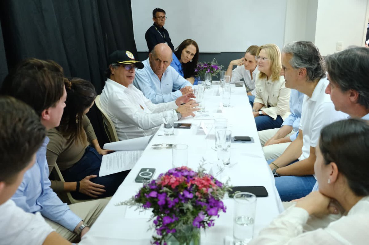FernandezJuanOf's tweet photo. Encuentro @petrogustavo empresarios Joaquin Losada, @MauriceArmitage, Juan R. Guzmán, @haroldeder, María Carvajal enseña comunicación permanente y confianza. PTE reconoce iniciativas: “Está bien compartir riqueza. Empresas se hacen más grandes cuando sociedad se hace más grande” https://t.co/iG2CgsBZf6