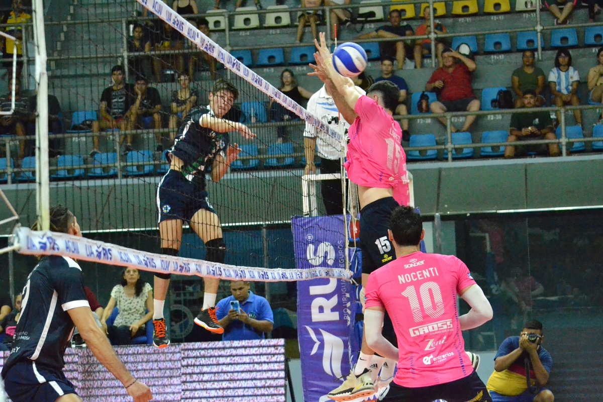 NO LOGRÓ SOSTENER SU BUEN ARRANQUE

Gross Paracao se adelantó ante el anfitrión y uno de los candidatos, pero no mantuvo su performance y cayó 1-3 a manos de <a href="/PolicialVoley/">PolicialVoleyFormosa</a>, en el tercer día del Tour V de la #LVARUS.

📸 Prensa <a href="/VoleyACLAV/">Liga de Voleibol Argentina ACLAV</a>.

🌐paracaovoley.com.ar/noticias/202