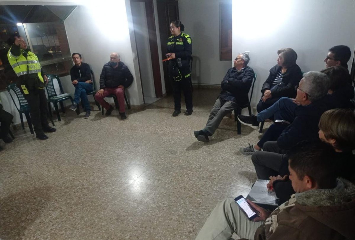 PoliciaMTunja's tweet photo. En desarrollo del "Plan Cazador" acompañamos la comunidad y presidentes de la JAC del barrio #LosParques de la ciudad de #Tunja adelantamos reunión, con el propósito de buscar estrategias que fortalezcan la seguridad ciudadana para este sector.
#ImplacablesContraElDelito https://t.co/eGnbEpXXE9