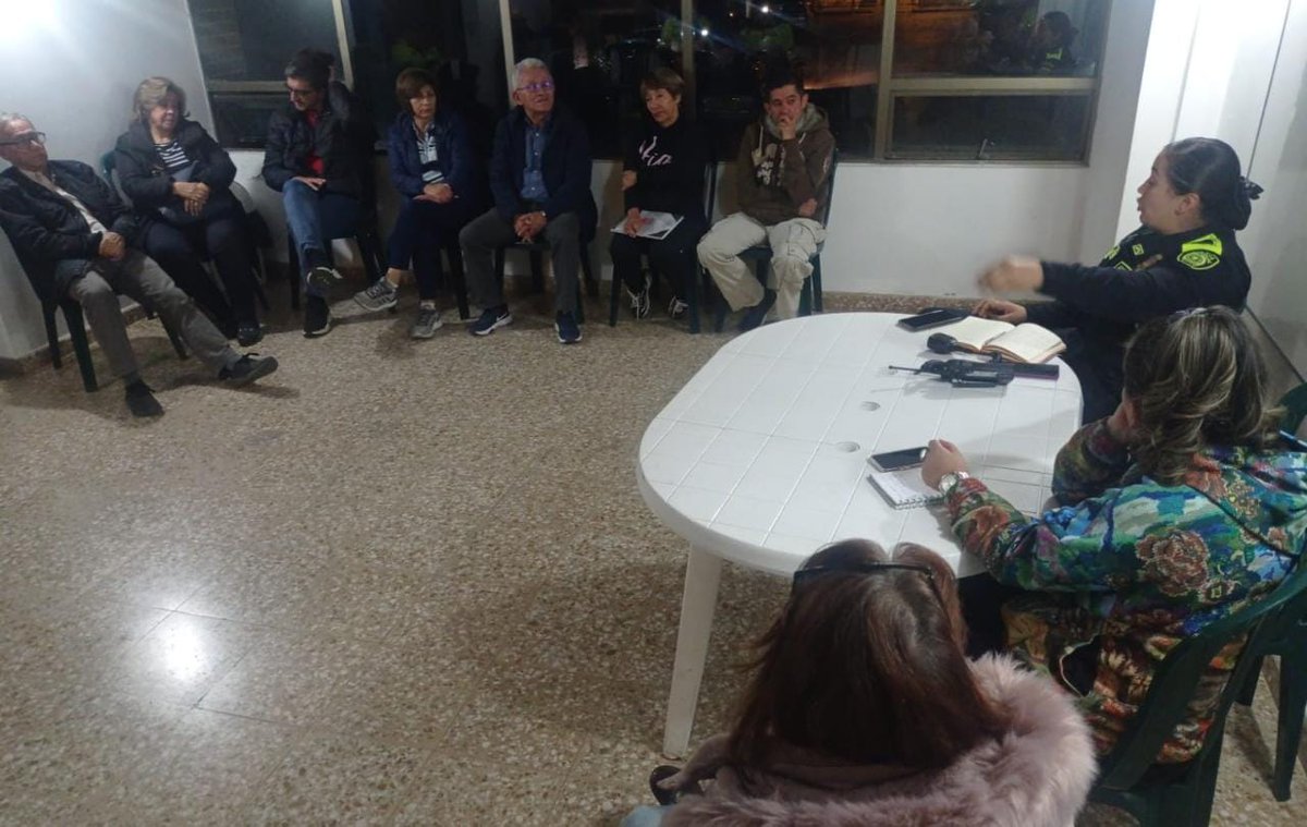 PoliciaMTunja's tweet photo. En desarrollo del "Plan Cazador" acompañamos la comunidad y presidentes de la JAC del barrio #LosParques de la ciudad de #Tunja adelantamos reunión, con el propósito de buscar estrategias que fortalezcan la seguridad ciudadana para este sector.
#ImplacablesContraElDelito https://t.co/eGnbEpXXE9