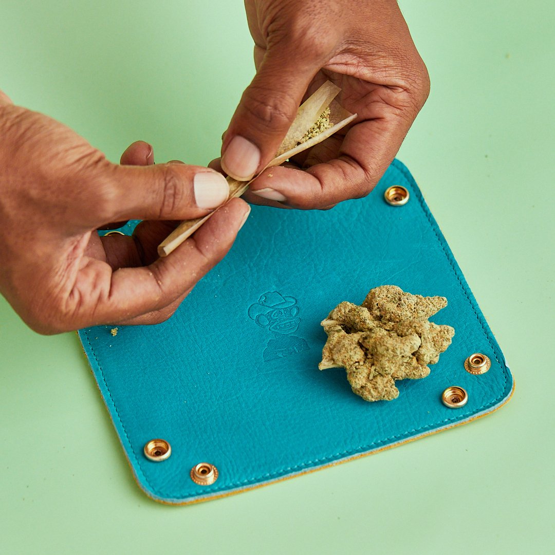 r0seNY's tweet photo. In true Community First fashion prizes have been sourced directly from the community.
For 2048, @RegularRuben has graciously provided genuine leather rolling trays by #BAFDesigns for the top 5 performers!
Ruben continues to be a shining example of "For Community, By Community". https://t.co/uT7nari7YL