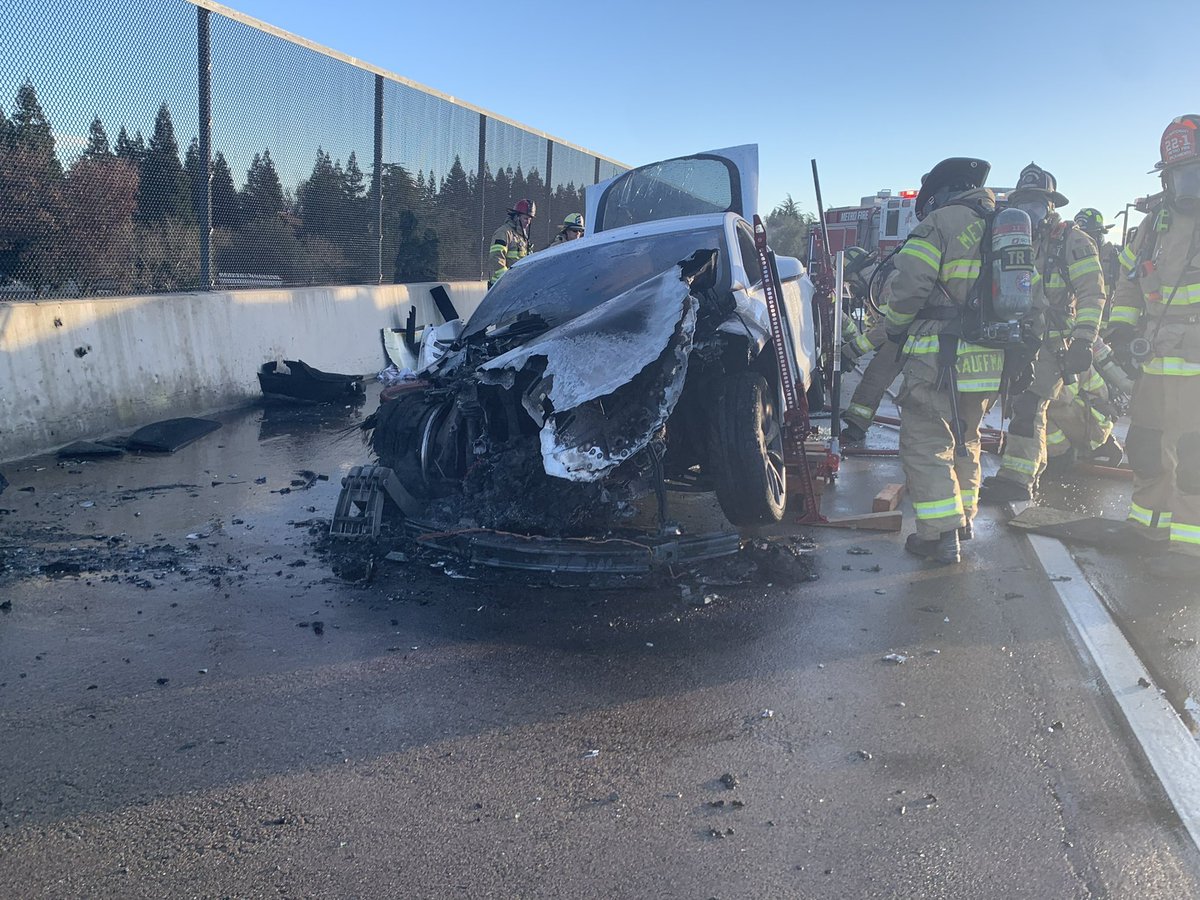 metrofirepio's tweet photo. Crews arrived to a Tesla Model S engulfed in flames, nothing unusual prior. 2 Fire Engines, a water tender, and a ladder truck were requested to assist. Crews used jacks to access the underside to extinguish and cool the battery. Thousands of gallons were used in extinguishment. https://t.co/5dIXxo9hP5