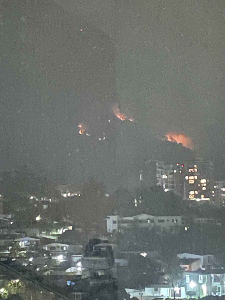 Aún sigue el fuego en las faldas de San Salvador!!
