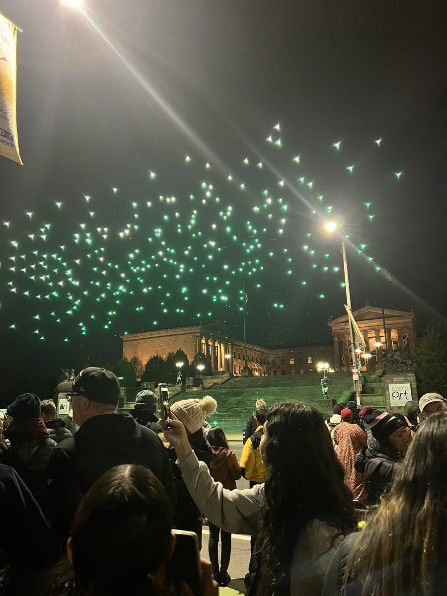 They told me there would be “drones at the art museum,” and for some reason I assumed they were talking about Obama drones, not Spider-Man drones. Good time tho. Go birds. https://t.co/w5dY7daDdi