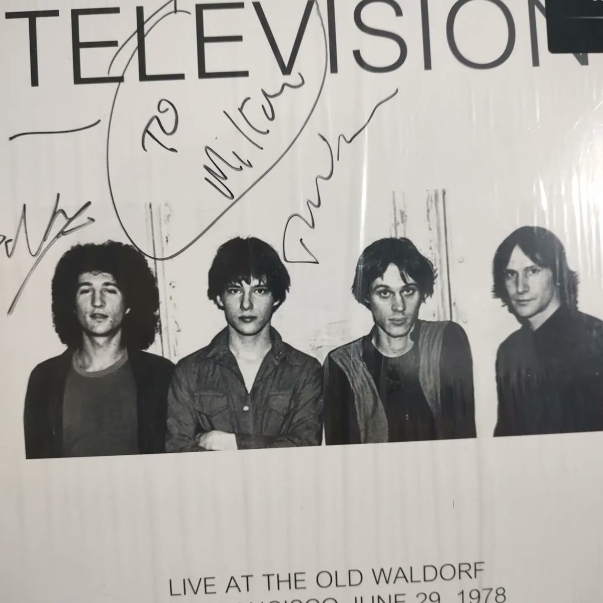 holaCriMan's tweet photo. May 20, 17: De no tener entradas para el concierto de #Televison, terminamos adentro y tal cual película de Capulina nos colamos a los camerinos, dónde platicamos con #TomVerlaine, accesible y sonriente me autografió un vinilo y al la par nos tomamos una selfie.
Buen viaje Tom. https://t.co/RpVRxdfiRM