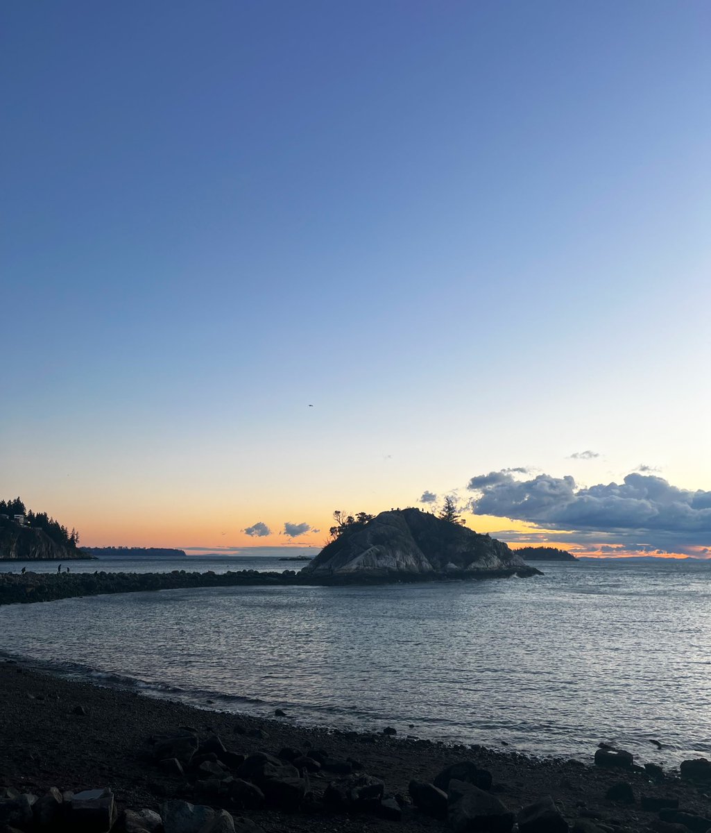 caseyjoloos's tweet photo. ATTENTION THIS IS V IMPORTANT IT IS PAST 5PM AND IT’S STILL LIGHT OUT!!! #vancouver #bcwinter https://t.co/kYs5A35nYu