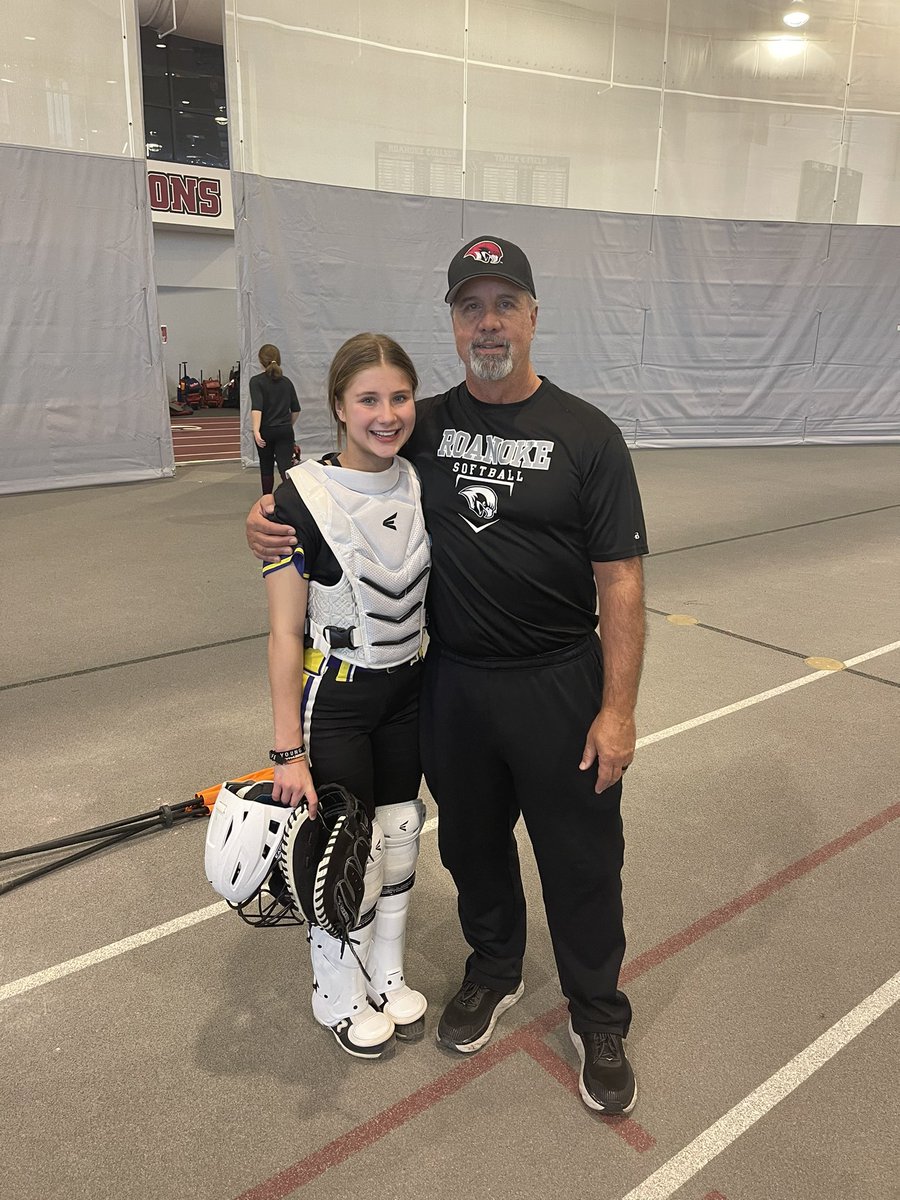 Alijahreeves9's tweet photo. Great catching camp today @RoanokeSoftball and I got to see my favorite hitting coach @CoachMays24 #softball  can’t wait for @5StarLadyMafia to get back on the field. https://t.co/phTn4Pmqyn