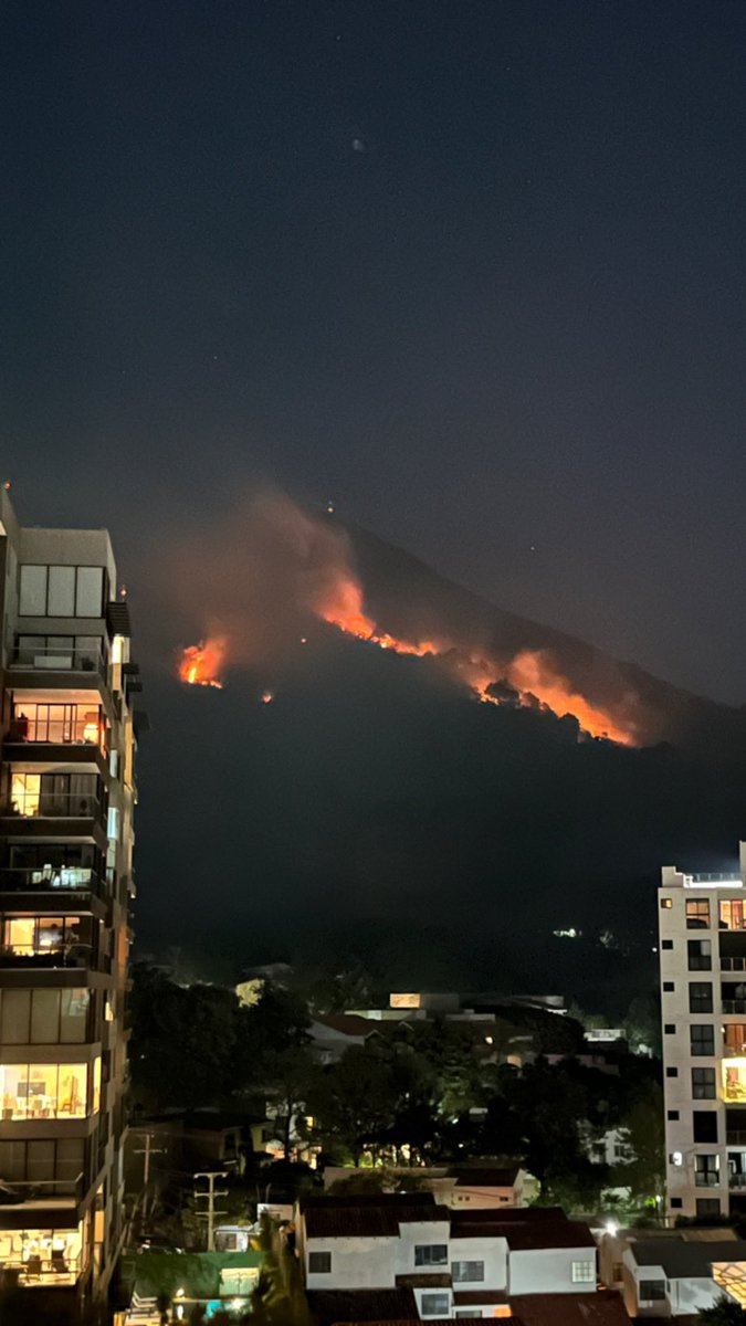 croniosv's tweet photo. #LoÚltimo Reportan incendio en las faldas del volcán de San Salvador.

Así se ve desde los edificios de la zona norte de Masferrer. https://t.co/j6FLmXir2Q
