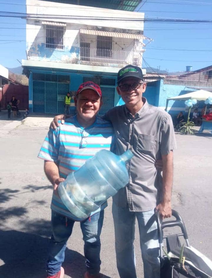patxeko70's tweet photo. Esta mañana #28ene23 coincidí con mi hermano Roso Morales en el #Potazo de nuesta pstrona La Virgen de La Candelaria, en #LaCandelaria Mario Briceño Iragorry. La amistad viene desde kinder en la escuela Dr Alberto J Fernández de nuestra comunidad https://t.co/GwX3Ofpday
