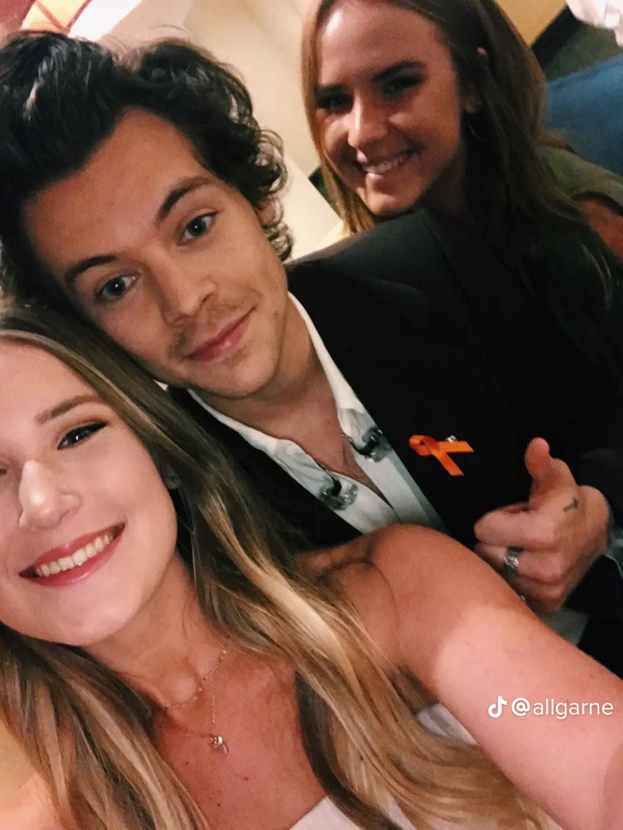 dwdarlingharry's tweet photo. JUST FOUND LIVE ON TOUR UNSEENS ON TIKTOK???? WHAT https://t.co/CGc33bkQMV