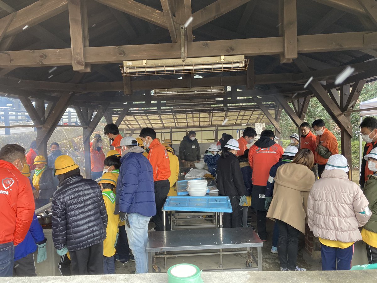SatohTakuya's tweet photo. 東広島みどりの少年団
七草粥��理実習をしています。
寒い中、子供達奮闘中！
#みどりの少年団　#七草粥　#東広島市　#キャンプ　#青年会議所 https://t.co/kR0MhC5aqi