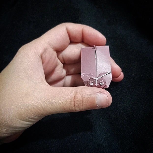YunYuOrigami's tweet image. Look what a beautiful bunny I have folded, that my friend shared the model with me, thanks ☺️
MODEL: Rebbit Envelope. 
AUTHOR: Wei Lin Chen. 
FOLDED: By me 🙋🏻‍♀️
SHEET: 4cmx8cm bicolor rectangle. 
The diagram can be found in the author&apos;s profile
#origami #origamifun #origamitutorial