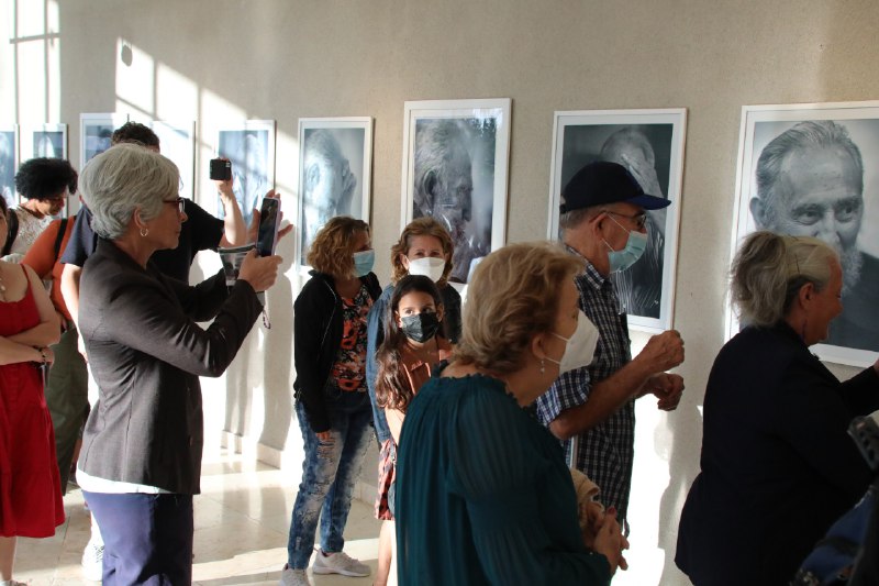 centrofidel's tweet photo. Inaugurada en el #CentroFidelCastroRuz la exposición fotográfica "El rostro de la historia", del artista Alex Castro Soto del Valle. #FidelVive https://t.co/wlOD7vqPlv