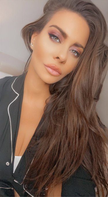 Nightie on shattered 😵&zwj;💫And now time to take the war paint off! Big thanks to all that joined my live