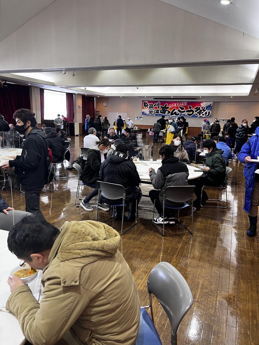 Itoigawa_base's tweet photo. 糸魚川駅、ヒスイ王国館にて
糸魚川荒波あんこう祭り開催中。
あんこうの吊し切りは11:00から! https://t.co/Q37suVNRiY