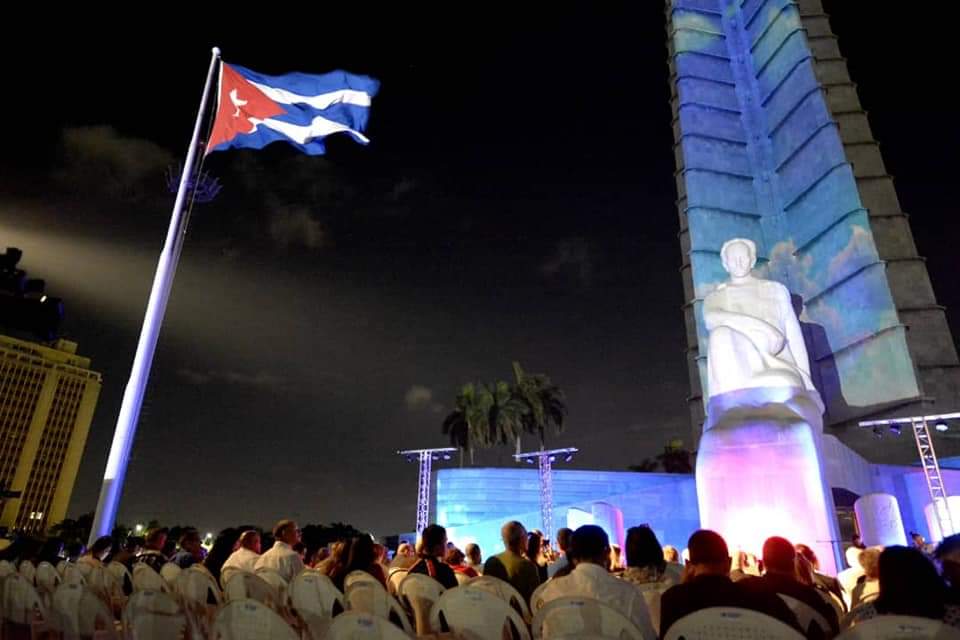 Noche de tributo al Héroe Nacional #JoséMartí". Una velada cultural "Se dice cubano"
Frente a la enorme estatua de mármol  de 17 metros de altura en el Memorial que lleva su nombre.  
📸 Estudios Revolución