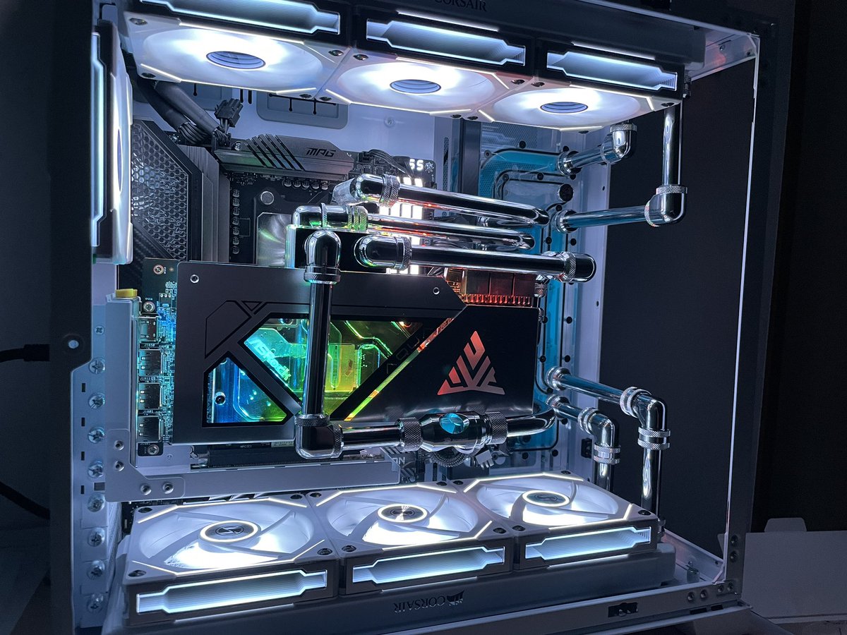 mitsCL1's tweet photo. my PC Ver.3.0完成しました！
ASRock RX7900XTX AQUAに一目惚れしての本格水冷デビュー！
配管もクリアのパイプかメタルかで結構悩みましたがメタルにして良かったw
このGPUの為に構造を練った一台です😁友人にもかなり助言を頂きましたw
めっっっっちゃ満足ですw
#RX7900XTX
#ASRock https://t.co/k0LU2puluV
