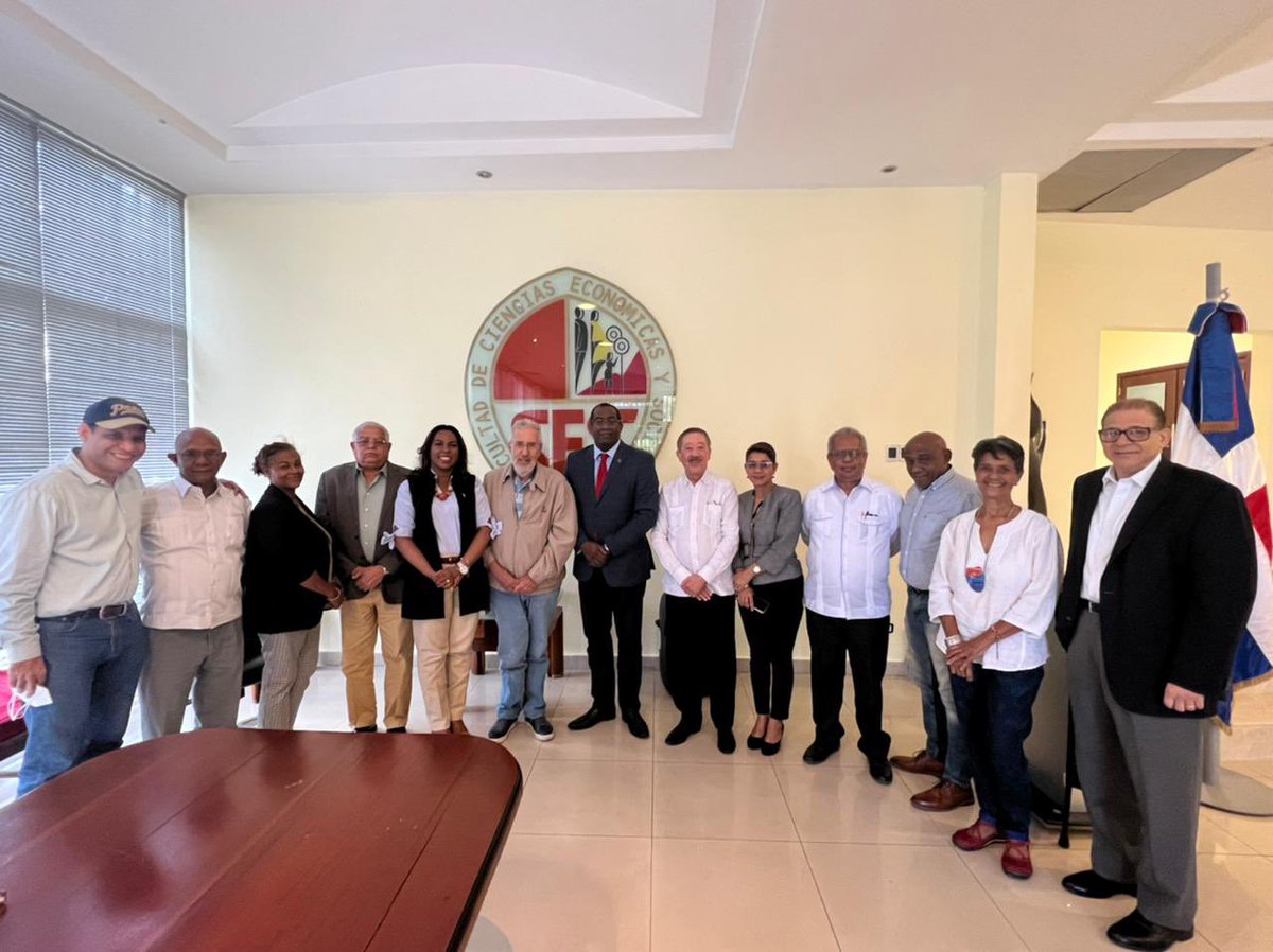 El Dr.Antonio Ciriaco Cruz, Decano de la Facultad de Ciencias Económicas y Sociales, el Consejo Directivo de la Facultad y profesores (as) reciben a los destacados intelectuales Atilio Borón y Hector Díaz Polanco. 

#EconomiaUasd #Uasd #HoyEnEconomia #Uasdianos