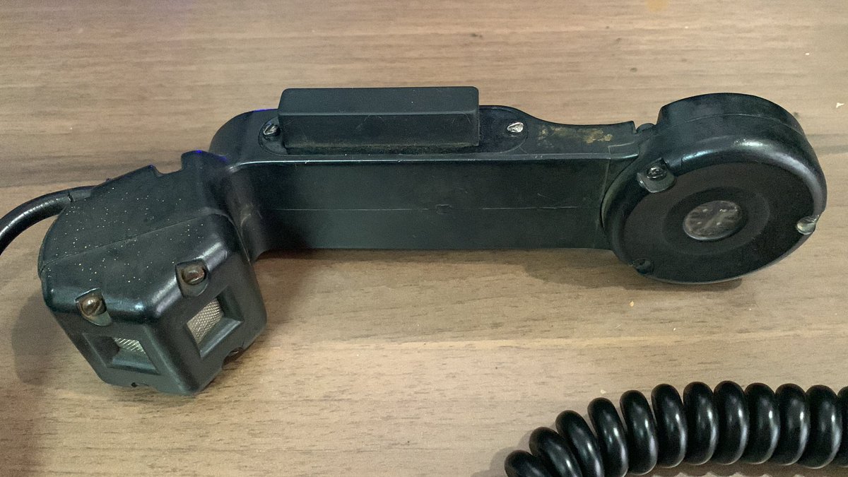 inagen's tweet photo. 昨日のVショーで㍿SBIさん(@SBI_Corp )で格安で購入させていただいたH-138ハンドセット、この独特な形がなんともいい感じなんですよね〜😊
他で購入したクレイモアバックと共にRTO装備に組み込み…うーむ更に育った!😁
#サバゲー
#ナム戦装備
#RTO
#PRC77 https://t.co/jA4yPPHBE9