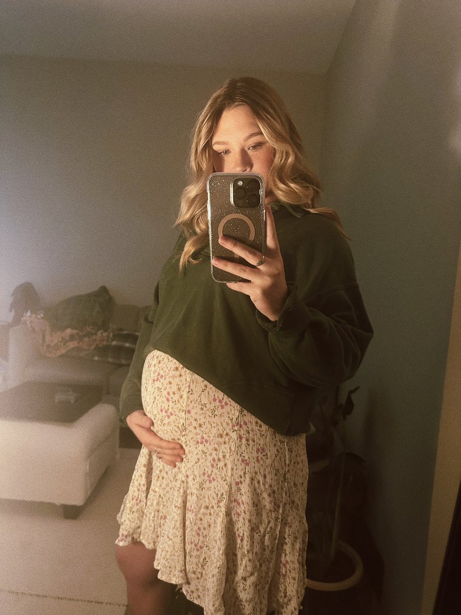 KaitlynMikulka's tweet photo. Momma has ✨ heartburn ✨ https://t.co/JumUTKtvSy