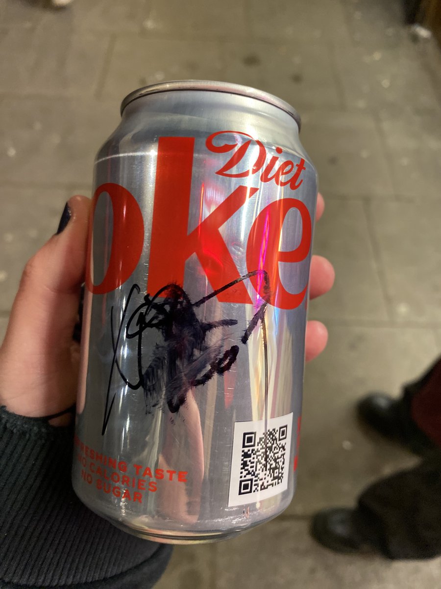 MayaBrowne1's tweet photo. Met Frank after the absolutely INCREDIBLE LS Dunes show and had a very lovely, engaging and also funny convo with him (the coke can was the only thing I had that was signable LOL) 

Truly the sweetest.

🎶🖤🎶 https://t.co/U4THVbEcme