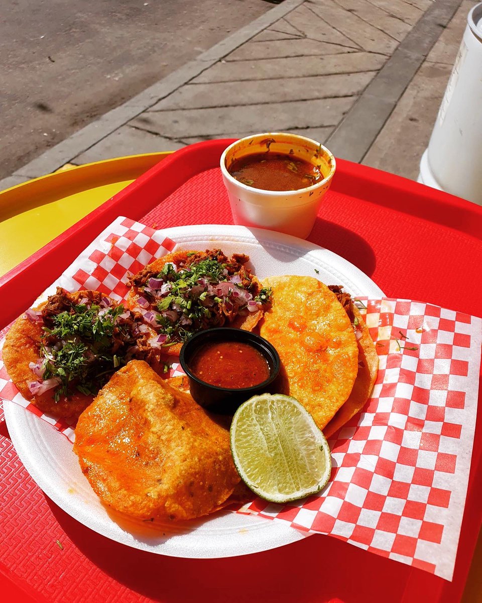 MadamePapita's tweet photo. #RogelioRedTacos Tacos y esquites en la #cuadramex en Bogota! Los rojos … y maíz tierno nacional. 🌮🌽 #MadamePapita https://t.co/gCN762yeNn https://t.co/GzdpwQicfz