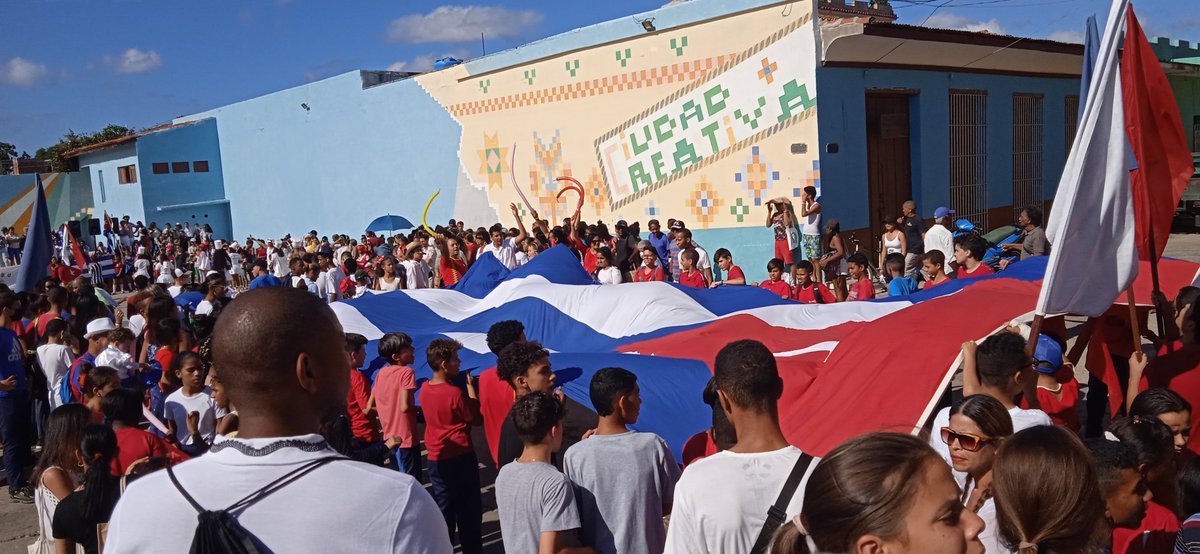 AmaroAlien's tweet photo. En #Trinidad con júbilo y orgullo de nuestros niños y jóvenes ondea nuestra bandera cubana en el desfile pioneril #MartíVive. #SanctiSpirítusEnMarcha https://t.co/OOELqkcrlf