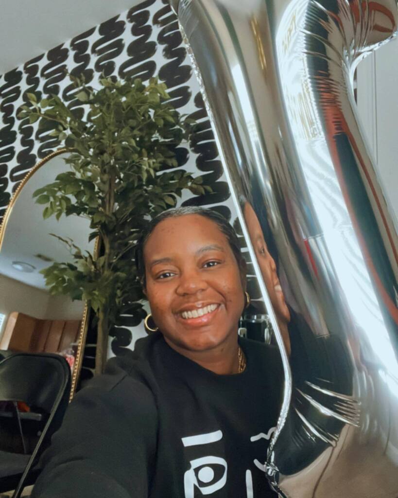 kateraonthemic's tweet photo. My album turned 1 today! 🥳 Thanks so much for streaming Fear Doesn’t Live Here ❤️ #fdlh https://t.co/6FfNJTaA5b