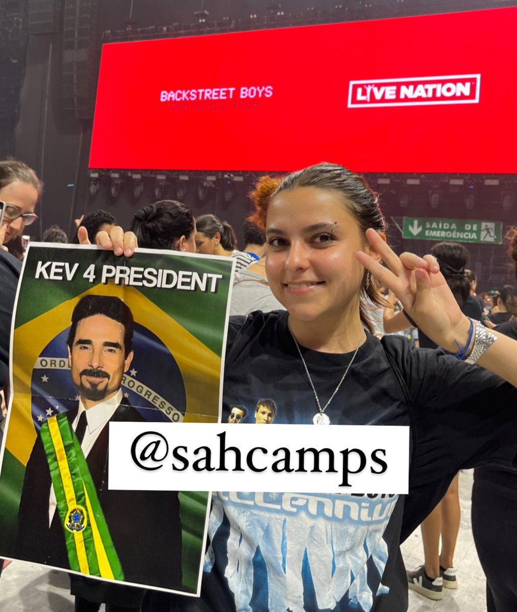 rokspica's tweet photo. GENTE PELO AMOR DE DEUS ALGUÉM FILMOU O MEU CARTAZ DO KEVIN PRESIDENTE APARECENDO NO TELÃO????? 

#bsbsp #bsb #backstreetboys #dnatour backstreet boys são paulo allianz show dna tour https://t.co/7wbbZfDh3J