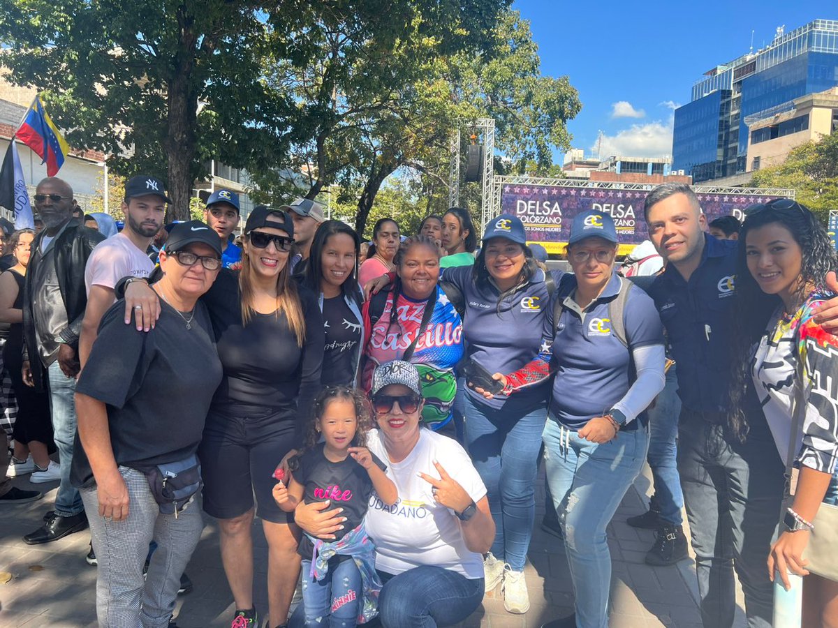 #28ene a casa llena estuvo el evento de presentación de la candidatura de nuestra presidente @delsasolorzano 

¡Venezuela que bien te ves de azul marino!

#UnidosSomosMejores