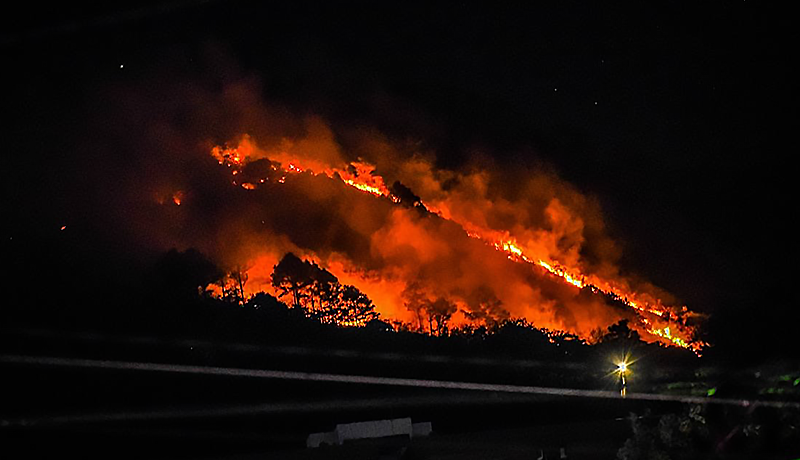 ElMundoSV's tweet photo. #Urgente l Grave incendio forestal avanza en las faldas del volcán de San Salvador

>> https://t.co/YRmjFJiDlD https://t.co/UDpMTz0jLn