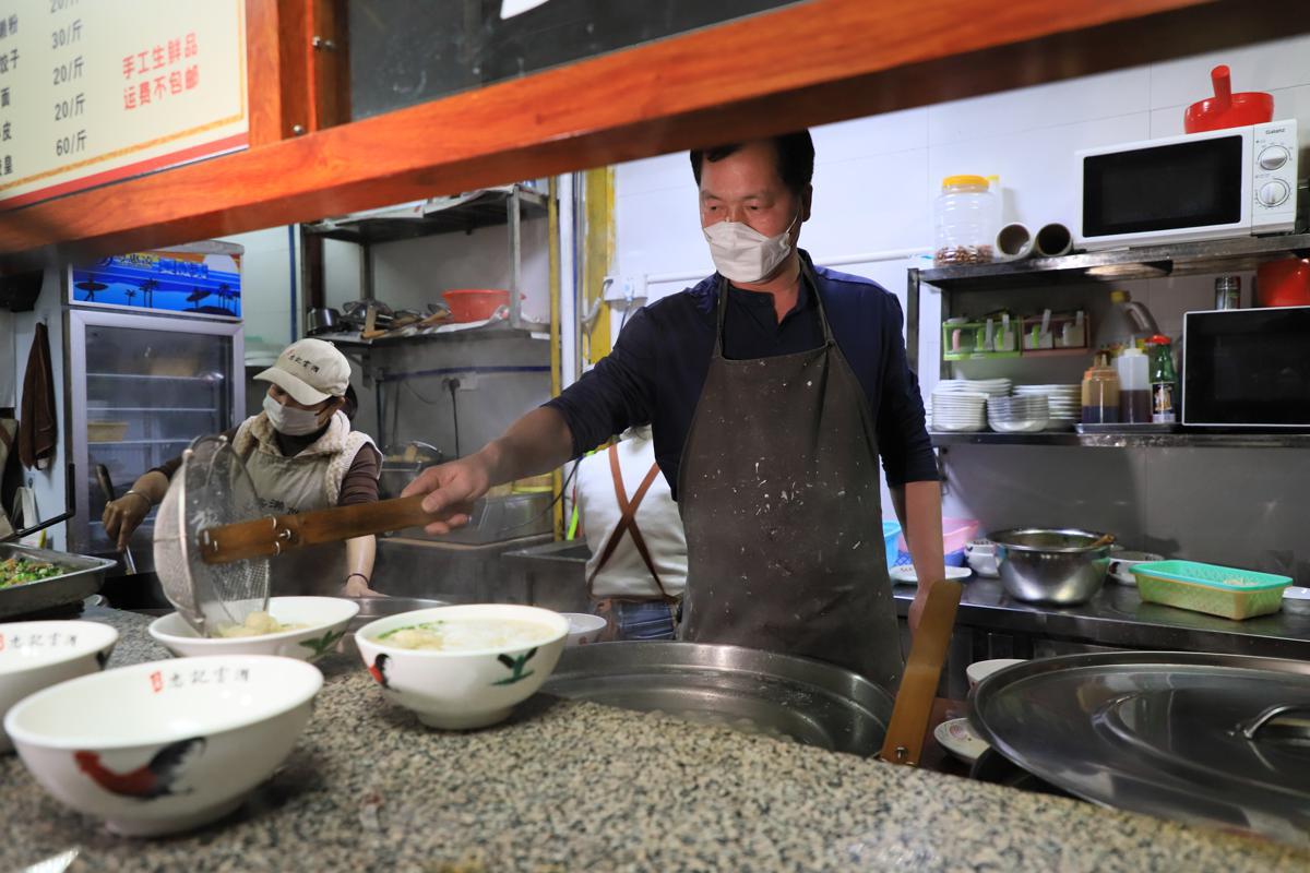 iGuangdong's tweet photo. #Guangzhou's Zengcheng district is expecting to advance #ruralrevitalization by training chefs in #Cantonese cuisine🍲 and integrating culture with tourism. It has trained 8,262 chefs so far, after launching the Cantonese food program in 2016.🧑‍🍳 #GDstories https://t.co/WWtJ3WHwWT