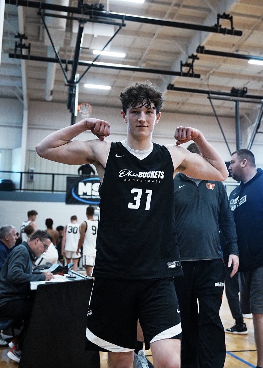 OhioBuckets's tweet image. LOGAN.  BEASTON.  🔥👀 

2023 Logan Beaston (@loganbeaston31)  becomes @Tornado_Hoops ALL-TIME leading scorer by dropping 32 points tonight, and 1446 for his career!