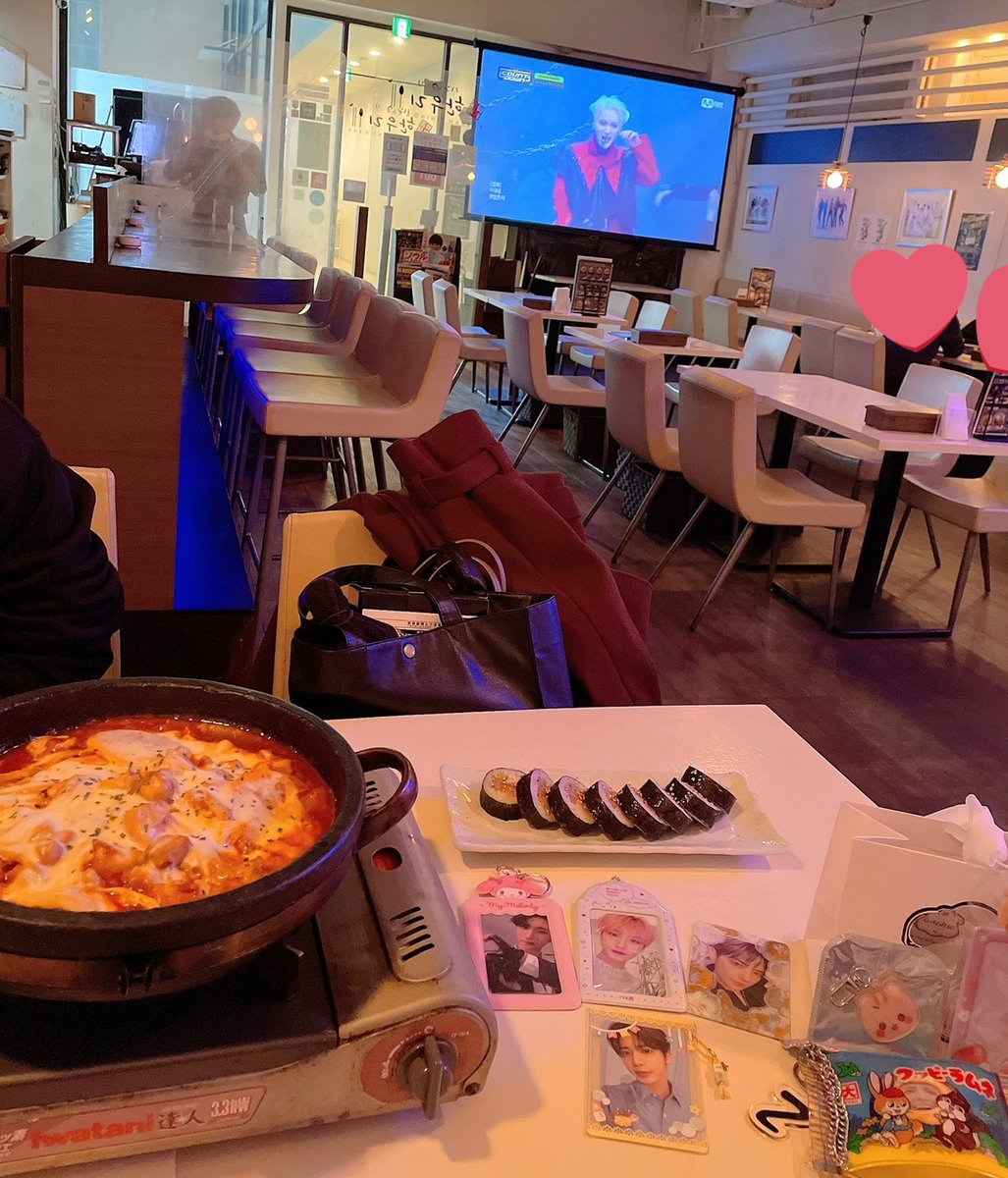 mi3939ki's tweet photo. ジャニオタの時から仲良しのmoaの子とLIVEからの飲み🍺トゥバちゃん達はカムバして露出高い(って言っても袖なし乳首ちら見え)衣装でんー…ってなってるらしい…アチズの衣装見せたらこんなん暴動起きる言うてた🌋今日も極寒マリンメッセへ🥶🥶冬のマリンメッセ本当辛い… https://t.co/9aenxdl2ly