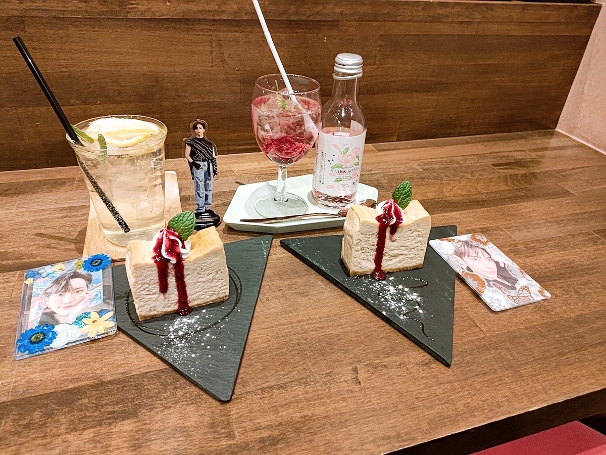 mi3939ki's tweet photo. ジャニオタの時から仲良しのmoaの子とLIVEからの飲み🍺トゥバちゃん達はカムバして露出高い(って言っても袖なし乳首ちら見え)衣装でんー…ってなってるらしい…アチズの衣装見せたらこんなん暴動起きる言うてた🌋今日も極寒マリンメッセへ🥶🥶冬のマリンメッセ本当辛い… https://t.co/9aenxdl2ly