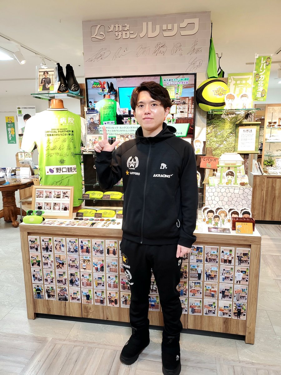 look_buyer's tweet photo. レバンガ☆SAPPORO所属 #ject 選手がきたえーる前にご来店頂きました!
今日はej.LEAGUE優勝の表彰式もあります🎊
ject選手おめでとうございます👍
#レバンガ北海道
#eスポーツ
#メガネサロンルック ルトロワ店 https://t.co/LvAXWsq7SE