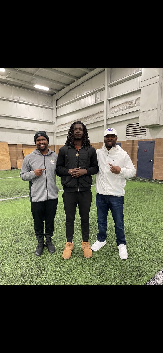 23elishahwilson's tweet image. Committed!!💜🖤
@Coach_MoGray @Coach_IGray @iking_era @CoachWhit05 @Britt_Maughan @CoachJBlank @ButlerGrizzlyFB