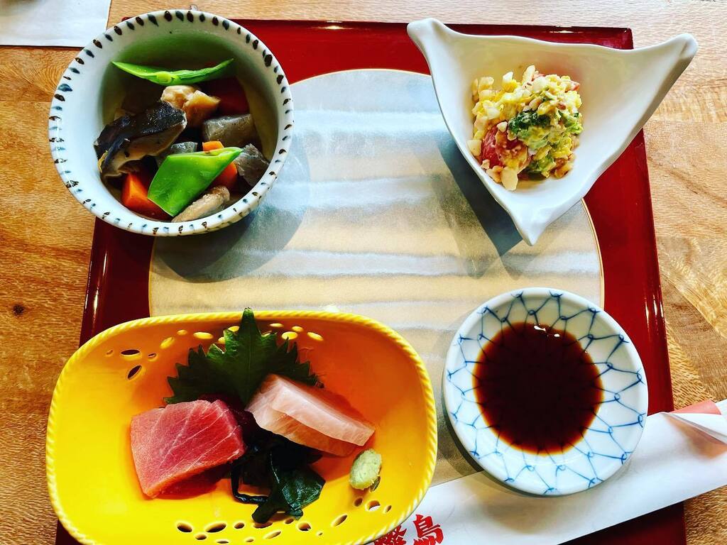 ctrlalthi's tweet image. #japanese #japanesefood #japanesesetmenu #shimotsuki #shunsaizenlunchspecial #shunsaizen #tuna #nishime #pumpkinsalad #yuzu #duck #friedtofu #sashimi #nimono #salad #tempura #shokuji #soba #suntory @restaurantsuntoryhnl 🇯🇵🍜🍣 instagr.am/p/Cn-2hmkLjob/
