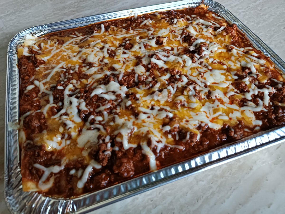 Ya probaste nuestra lasagna bolognesa?  🥰 Rinde 6 porciones, puedes reservar la tuya por medio de nuestro WhatsApp al 7681-2296