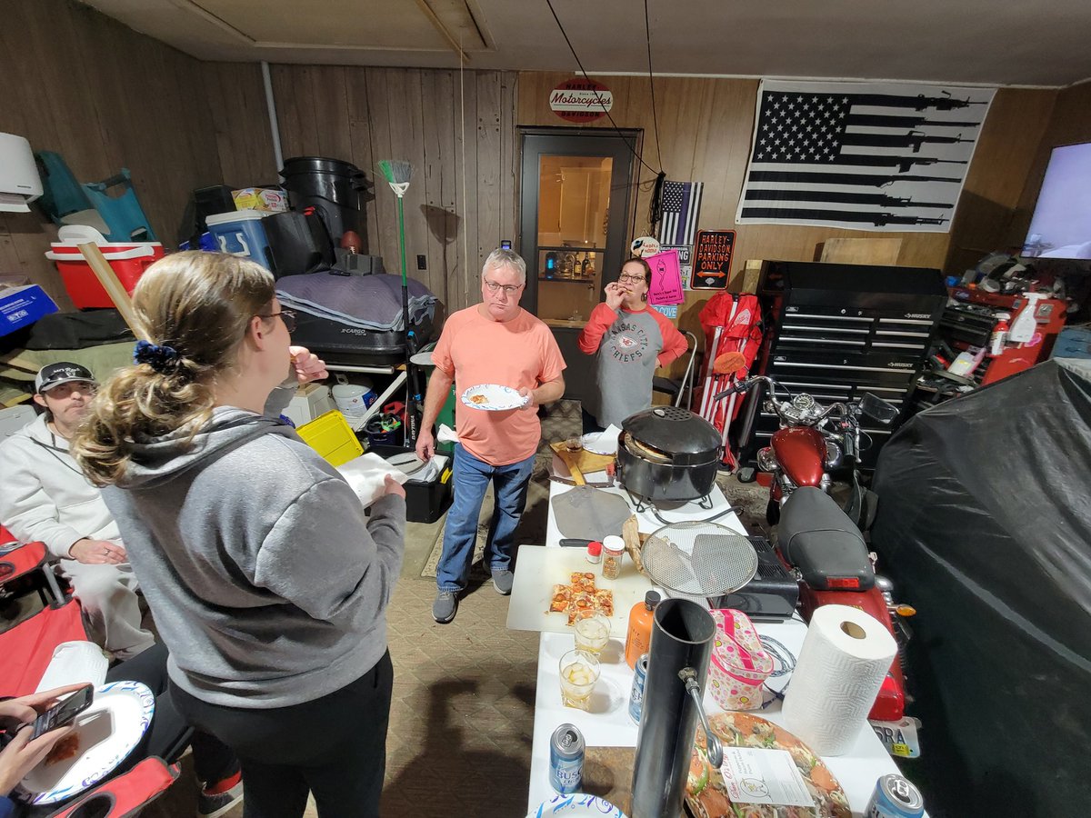 Gate5N's tweet image. The WingNutz started pregaming in the Quartermasters garage will be at Arrowhead in about 8hrs the pizza ovens will be a full go tomorrow @GEHAField 
@ArrowheadAddict