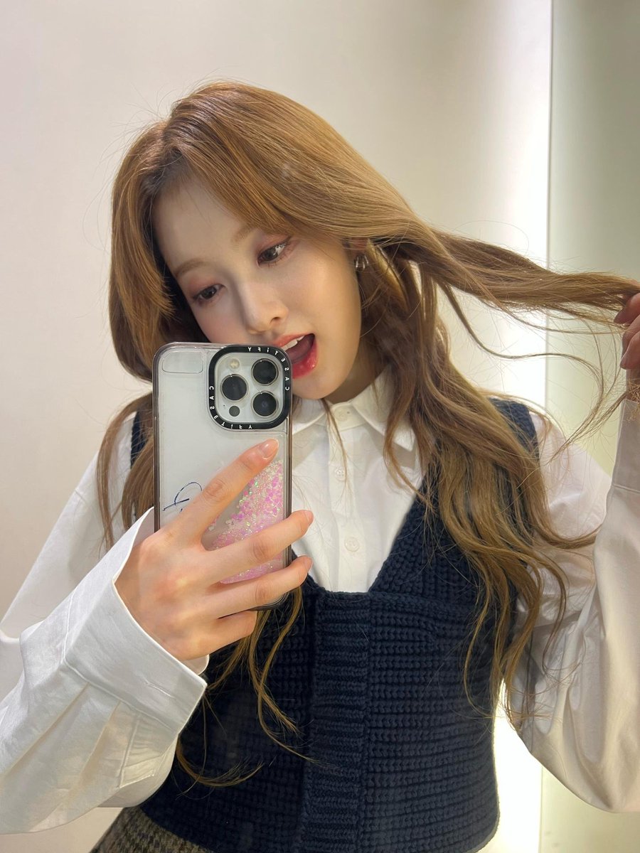 STAYC_GLOBAL_'s tweet photo. [WEVERSE] 230128 - SIEUN 🐩 wrote a Post

🐩 : 🖤Today’s “without bangs” Sieun lyrics recommendation 🖤  

You call me the ocean
I don’t know if there will be any waves
Without knowing, you can become the wind
Just look at me ++

#STAYC #스테이씨 #SIEUN #시은 @STAYC_official https://t.co/lhjhZkgGfi