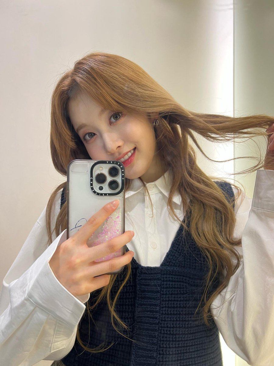 STAYC_GLOBAL_'s tweet photo. [WEVERSE] 230128 - SIEUN 🐩 wrote a Post

🐩 : 🖤Today’s “without bangs” Sieun lyrics recommendation 🖤  

You call me the ocean
I don’t know if there will be any waves
Without knowing, you can become the wind
Just look at me ++

#STAYC #스테이씨 #SIEUN #시은 @STAYC_official https://t.co/lhjhZkgGfi